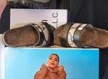 Load image into Gallery viewer, Richandrichbiz Womens Stripe Sandal with Caricature - Rich and Rich Homeopportunities