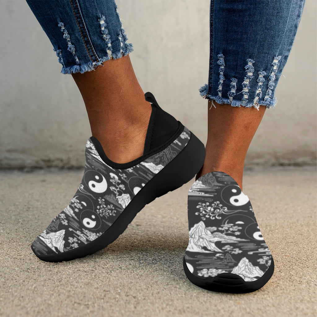 Rich and Rich Black White Feng Shui Women's Fly Weave Drop-in Heel