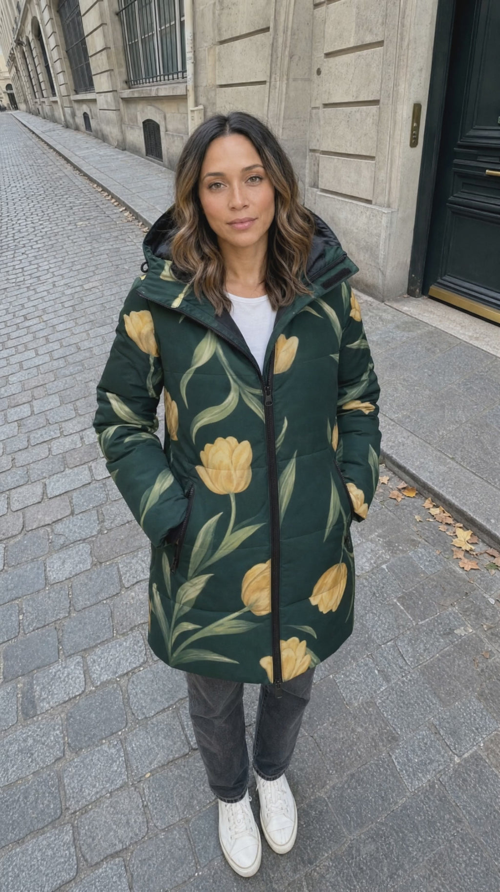 Manteau doudoune à capuche Rich and Rich pour femme, vert émeraude et tulipes jaunes | Veste d'hiver florale de luxe avec capuche détachable
